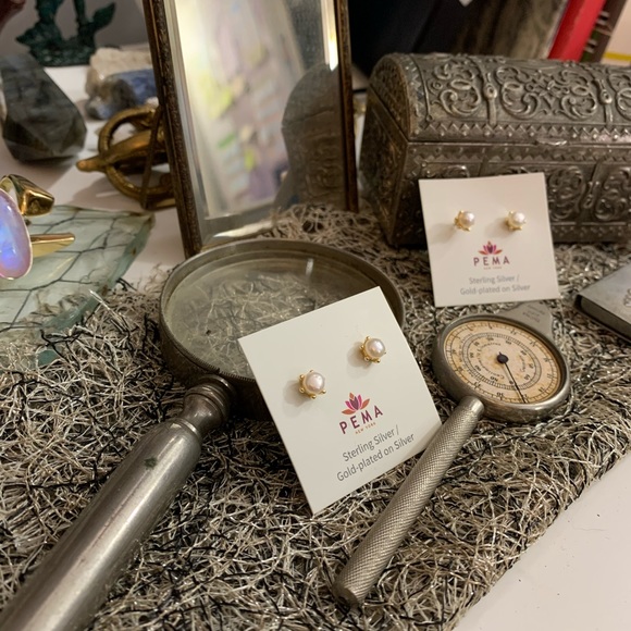 Pema pearl gold-plate stud earrings - Picture 5 of 6